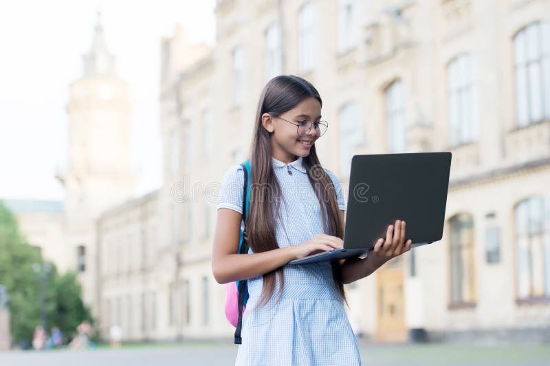 estudiante de moda nueva tecnologia en la vida moderna estudio nino sonriente trabajando una laptop educacion linea volver 197403514