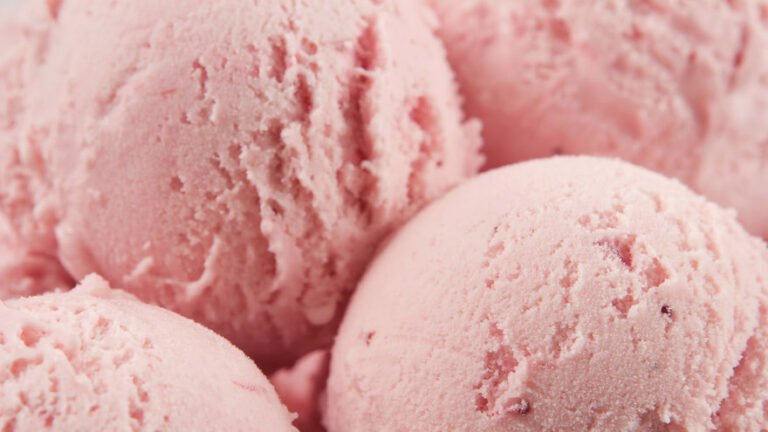 Cómo preparar un delicioso helado de frutilla al agua en casa