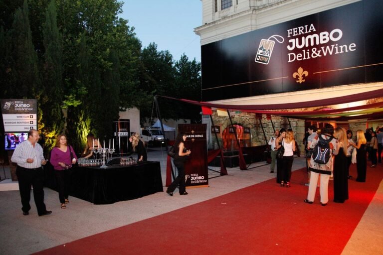 Qué ofrece Jumbo Deli And Wine en su menú y selección de vinos