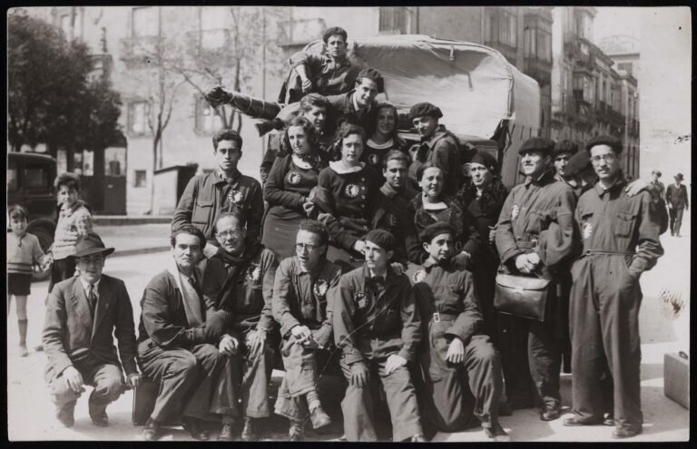 Dónde se encuentra Taco Azteca La Barraca y qué ofrecen en su menú