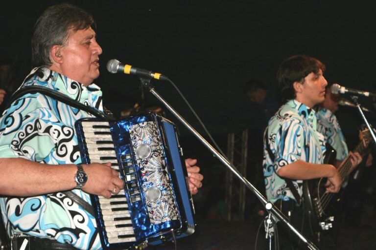 Quiénes son Los Palmeras y cuál es su conexión con Abel Pintos