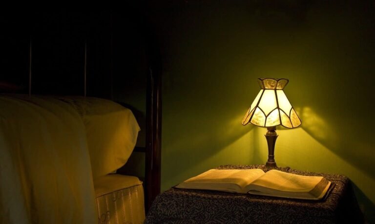 Qué beneficios tiene usar luz tenue para bebés en su habitación