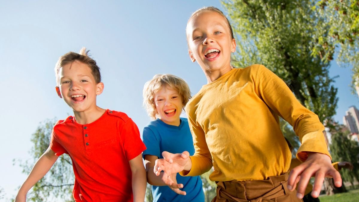 ninos felices corriendo