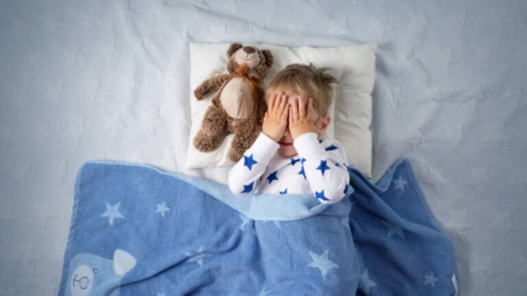 Es posible que los bebés sueñen pesadillas y qué significa