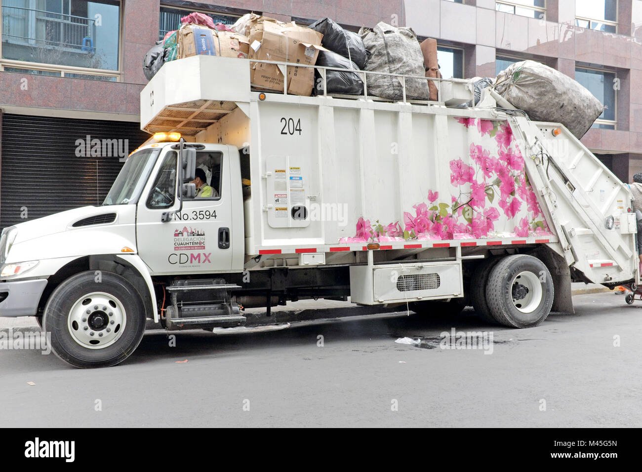 pintado un camion recolector de basura hace que recoge la basura en las calles de la parte historica de la ciudad de mexico mexico m45g5n