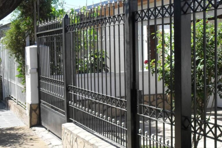 Qué tipo de reja para puerta de hierro es la más adecuada para tu hogar