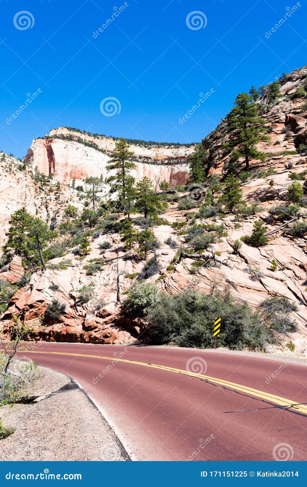 ruta escenica en utah ee uu paisaje dramatico lo largo de la carretera el camino zion al parque nacional del canon bryce 171151225