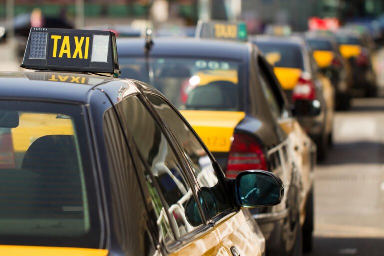 Cuánto cuesta un viaje en taxi y qué factores influyen en el precio