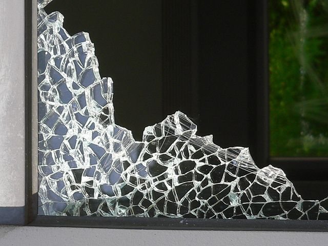 Cómo elegir mamparas y paredes para baños modernos y funcionales